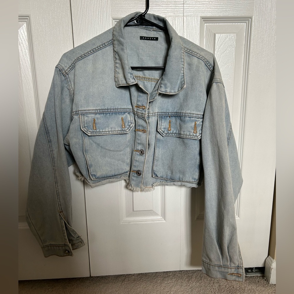 NWOT cropped light wash frayed bottom jean jacket